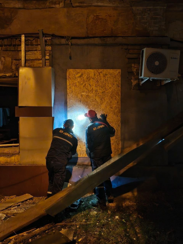 У Харкові усувають наслідки нічної атаки окупантів (фото)