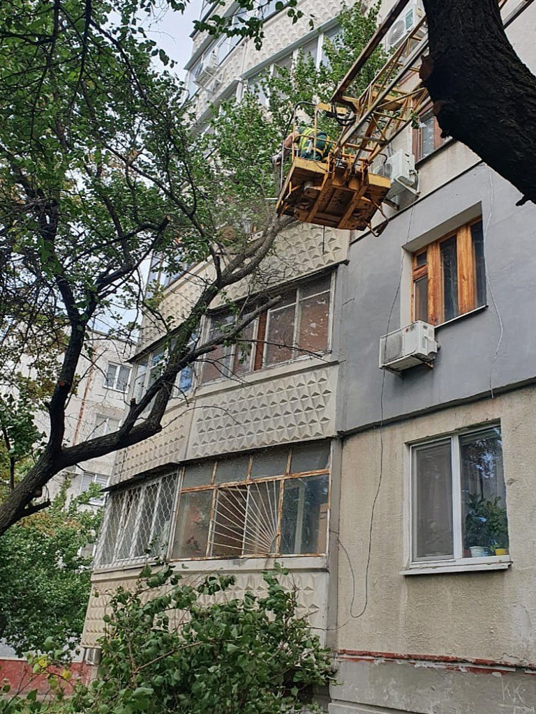 У Харкові комунальники продовжують усувати наслідки негоди (фото)