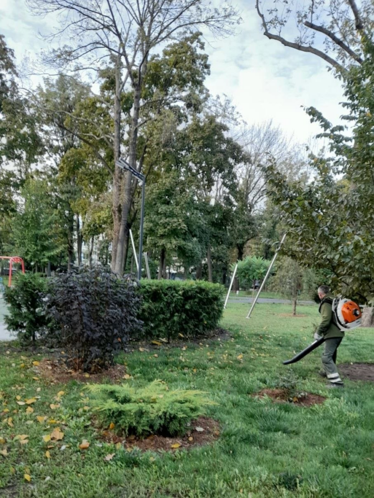У Молодіжному парку комунальники проводять сезонні роботи (фото)