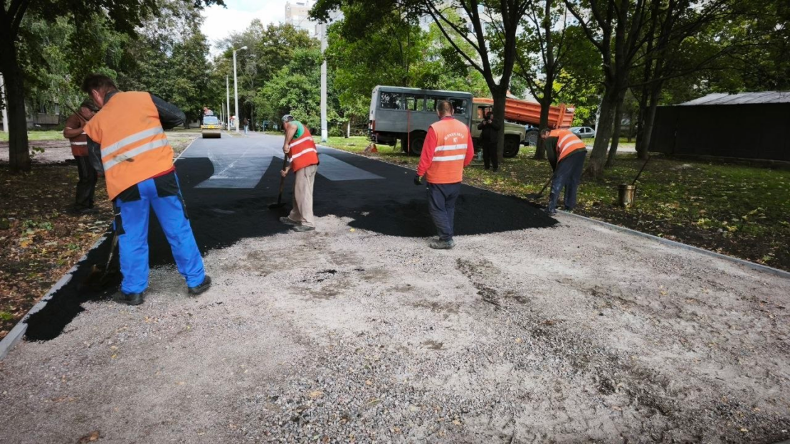 У Немишлянському районі триває поточний ремонт вулично-дорожньої мережі (фото)