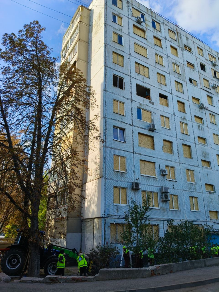 У Салтівському районі продовжують усувати наслідки ворожої атаки (фото)