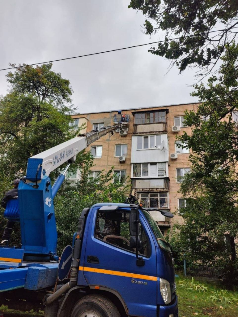У Харкові комунальники закривають контури та ремонтують цоколі будинків (фото)