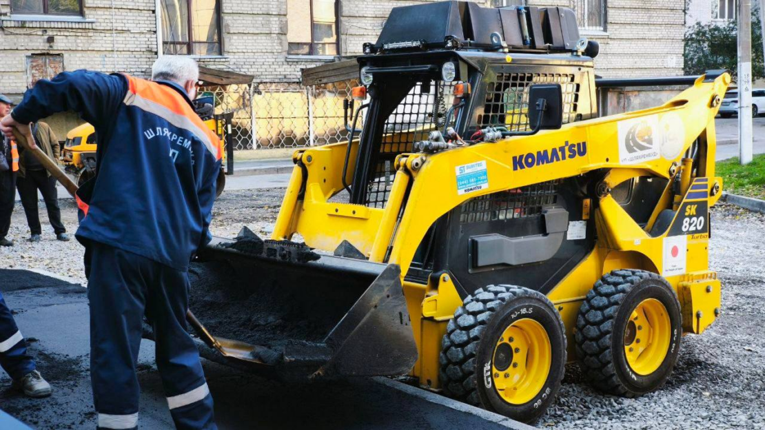 У Салтівському районі продовжують ремонтувати внутрішньоквартальні дороги (фото)