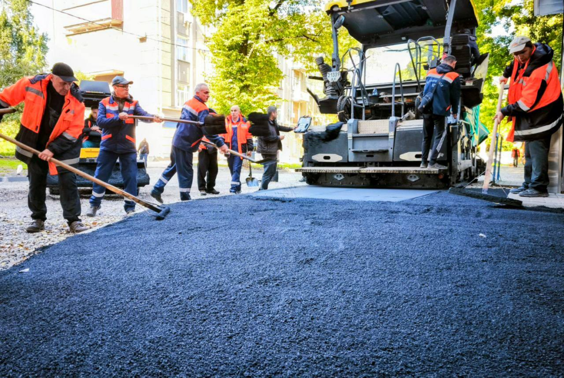 У Салтівському районі продовжують ремонтувати внутрішньоквартальні дороги (фото)