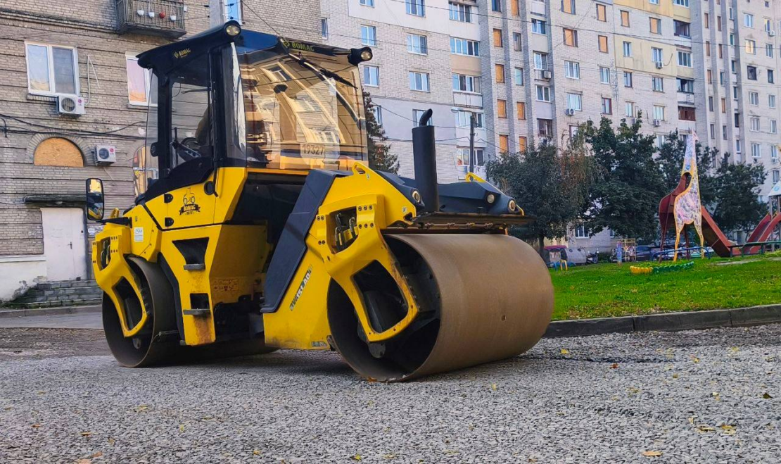 У Салтівському районі продовжують ремонтувати внутрішньоквартальні дороги (фото)