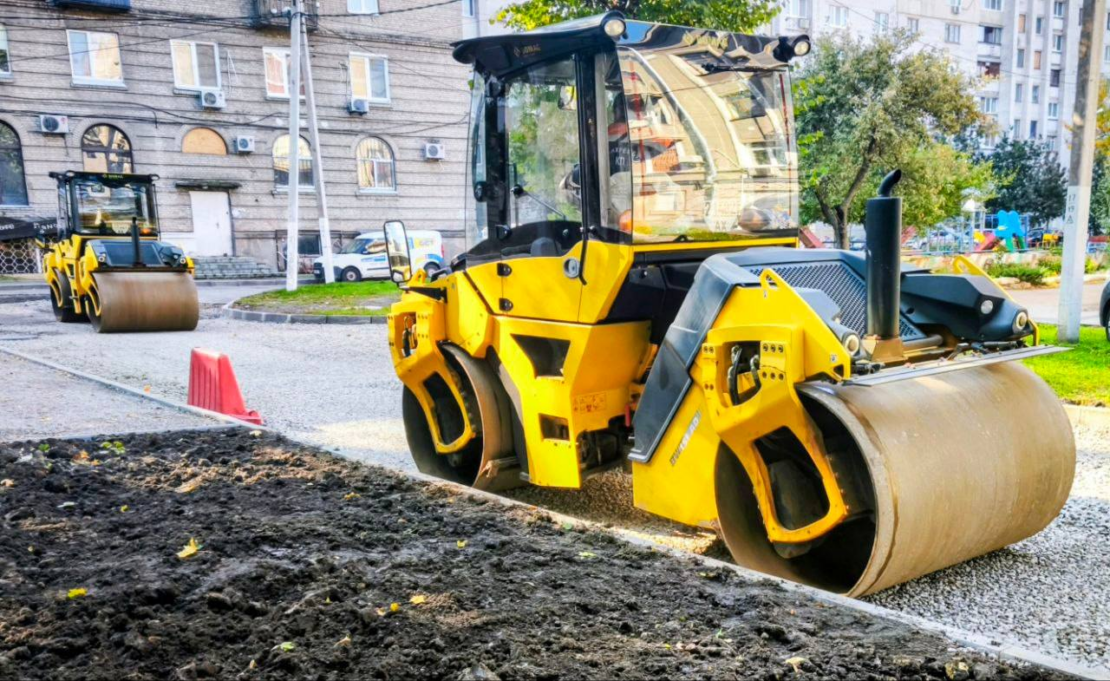 У Салтівському районі продовжують ремонтувати внутрішньоквартальні дороги (фото)