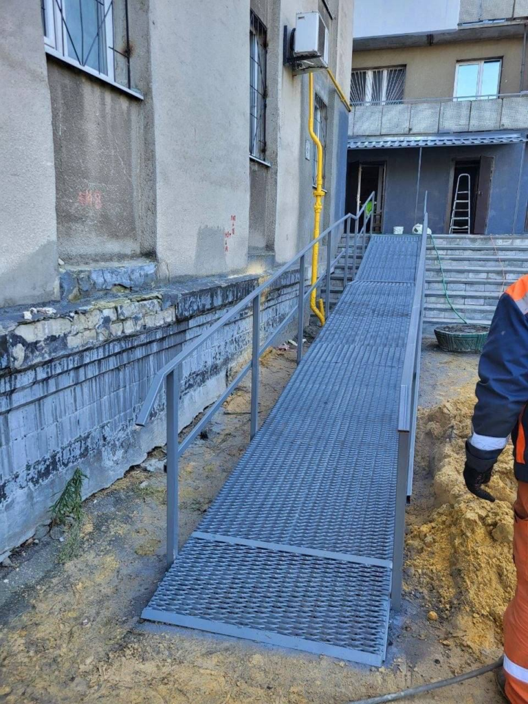 У Харкові комунальники відновлюють житловий фонд (фото)