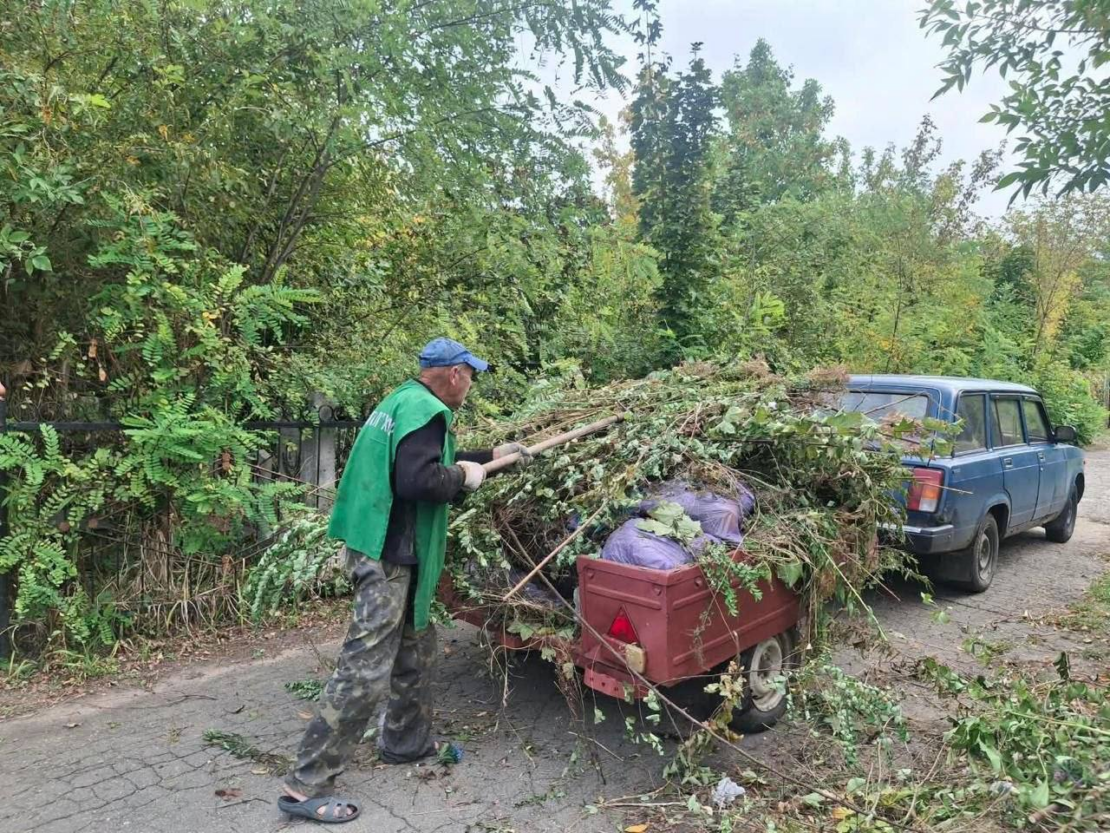 Працівники КП «Ритуал» упорядковують міські кладовища (фото)