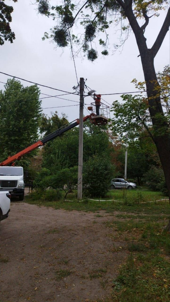 Комунальники усувають аварії на мережах зовнішнього освітлення (фото)