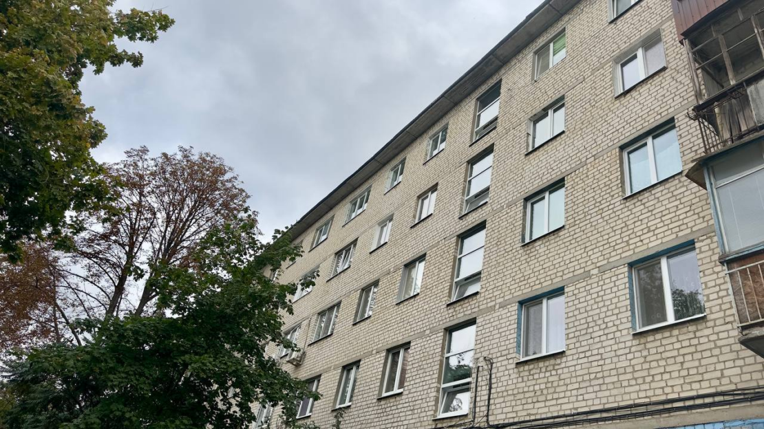 На вул. Нескорених триває відновлення багатоквартирного житлового будинку