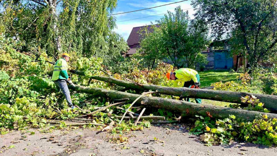 У Харкові продовжують усувати наслідки негоди (фото)