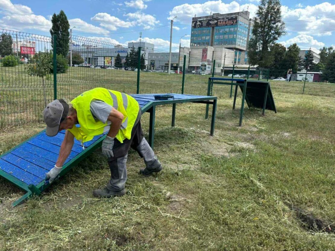 Харківські комунальники доглядають майданчики для вигулу собак