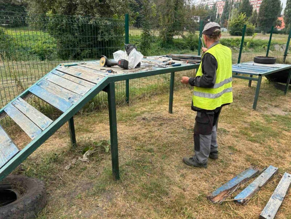 Харківські комунальники доглядають майданчики для вигулу собак
