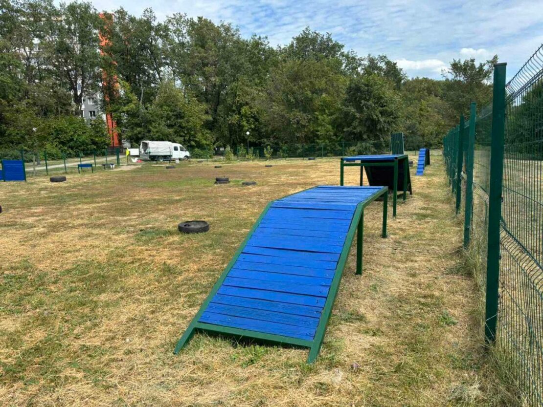Харківські комунальники доглядають майданчики для вигулу собак