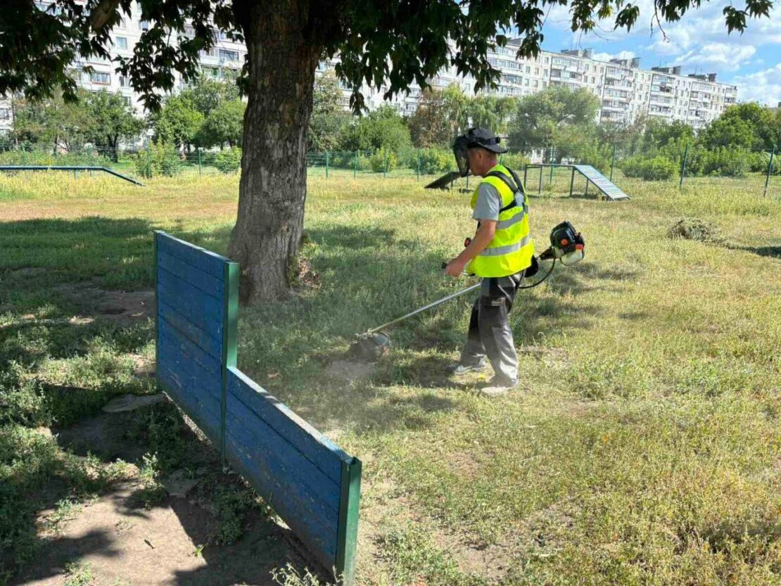 Харківські комунальники доглядають майданчики для вигулу собак