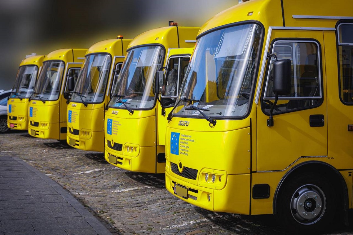 Громадам Харківщини передали шість нових шкільних автобусів