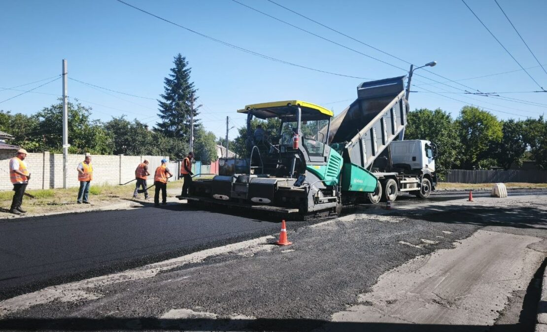 В Основ'янському районі вкладають новий асфальт (фото)