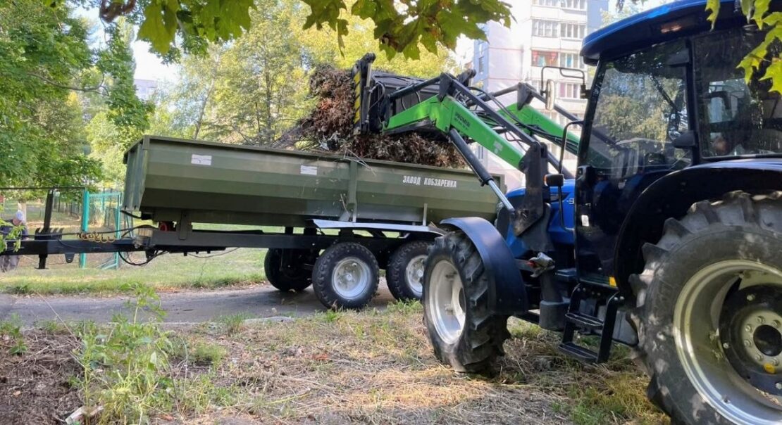 Осінь у Харкові: комунальники вивозять листя та доглядають за рослинами (фото)