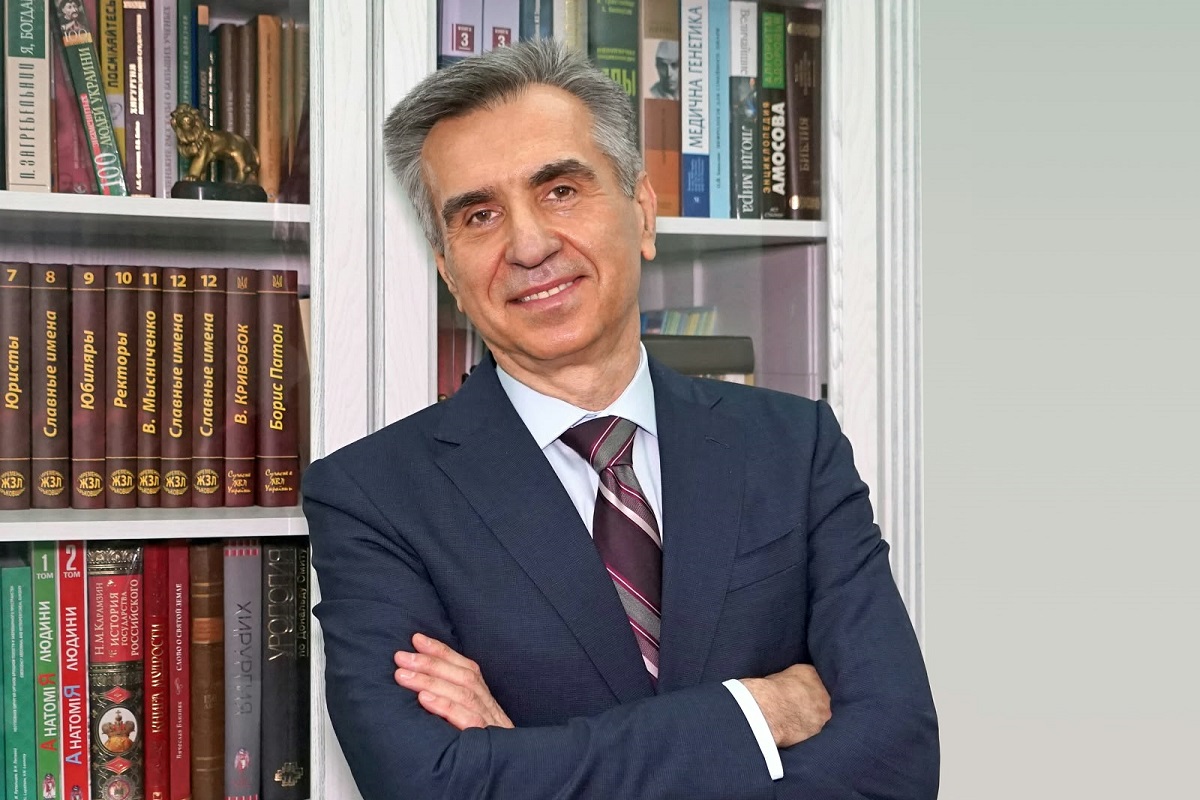 Ігор Терехов вітає Володимира Лісового з ювілеєм