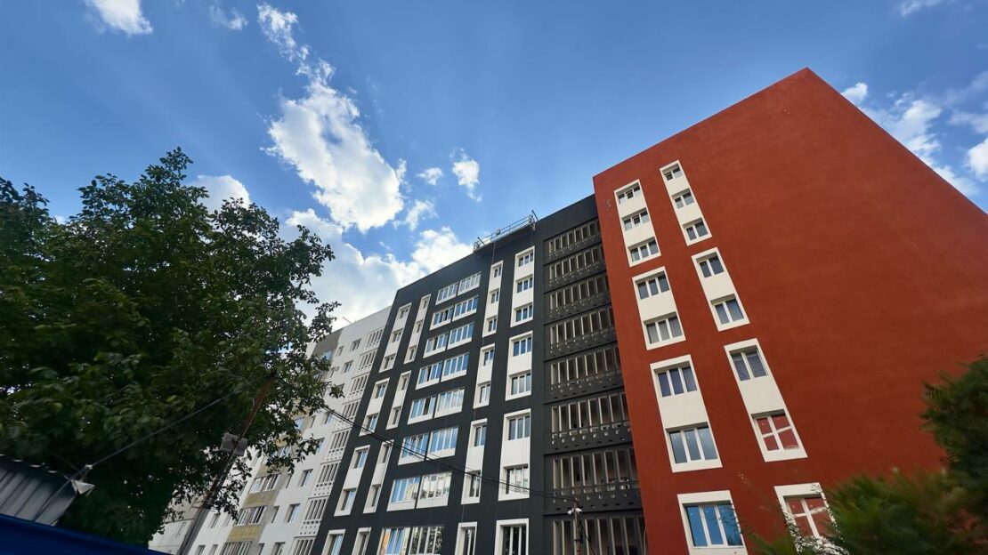 У Харкові відновлюють пошкоджену обстрілами багатоповерхівку (фото)