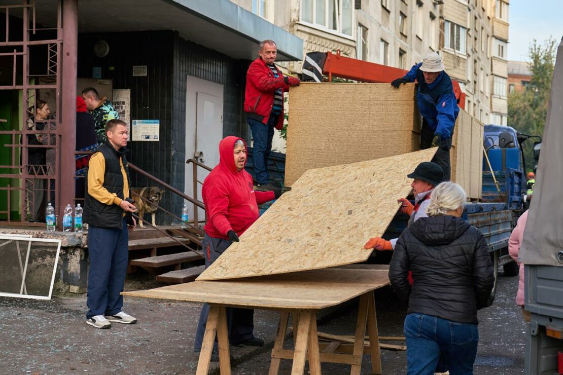 У Холодногірському районі ліквідують наслідки вчорашнього обстрілу (фото)