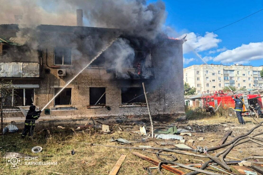 Окупанти тричі атакували селище Шевченкове на Харківщині: є постраждалі (фото)