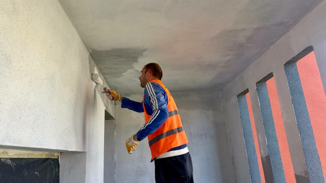 У Харкові відновлюють пошкоджену обстрілами багатоповерхівку (фото)
