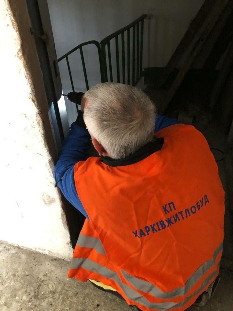 У Харкові ремонтують м’які покрівлі в житлових будинках (фото)
