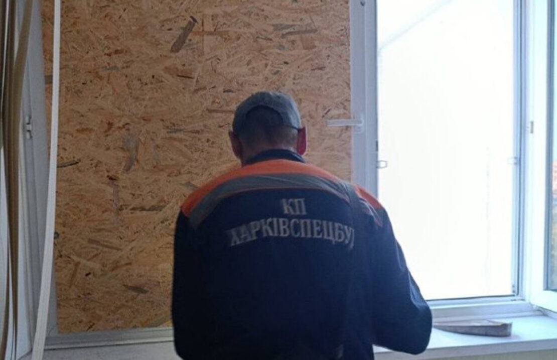 Харківські комунальники закривають контури в будинках (фото)