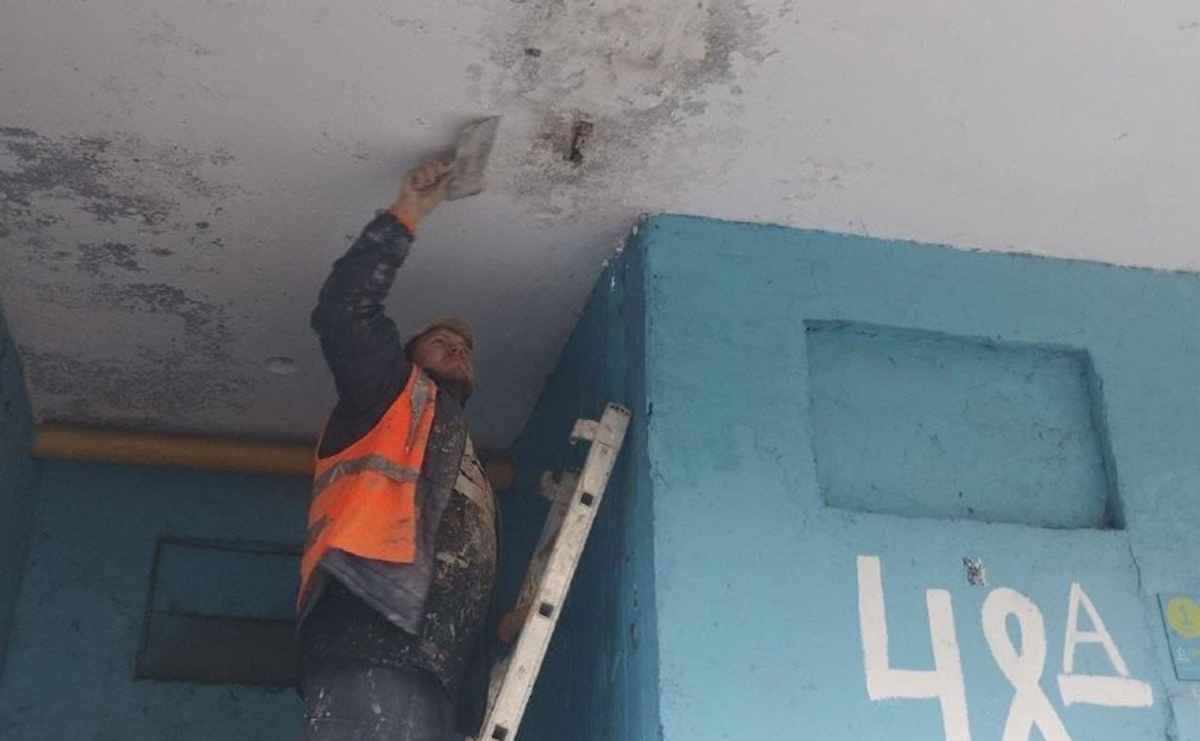 У Харкові ремонтують вхідні групи в багатоповерхівках