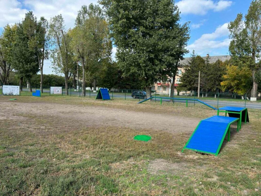 У Харкові відремонтували майданчики для вигулу собак (фото)