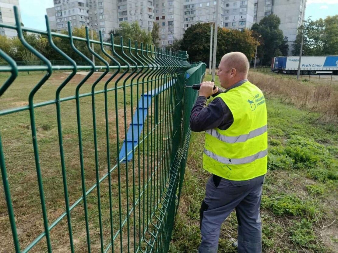 У Харкові відремонтували майданчики для вигулу собак (фото)