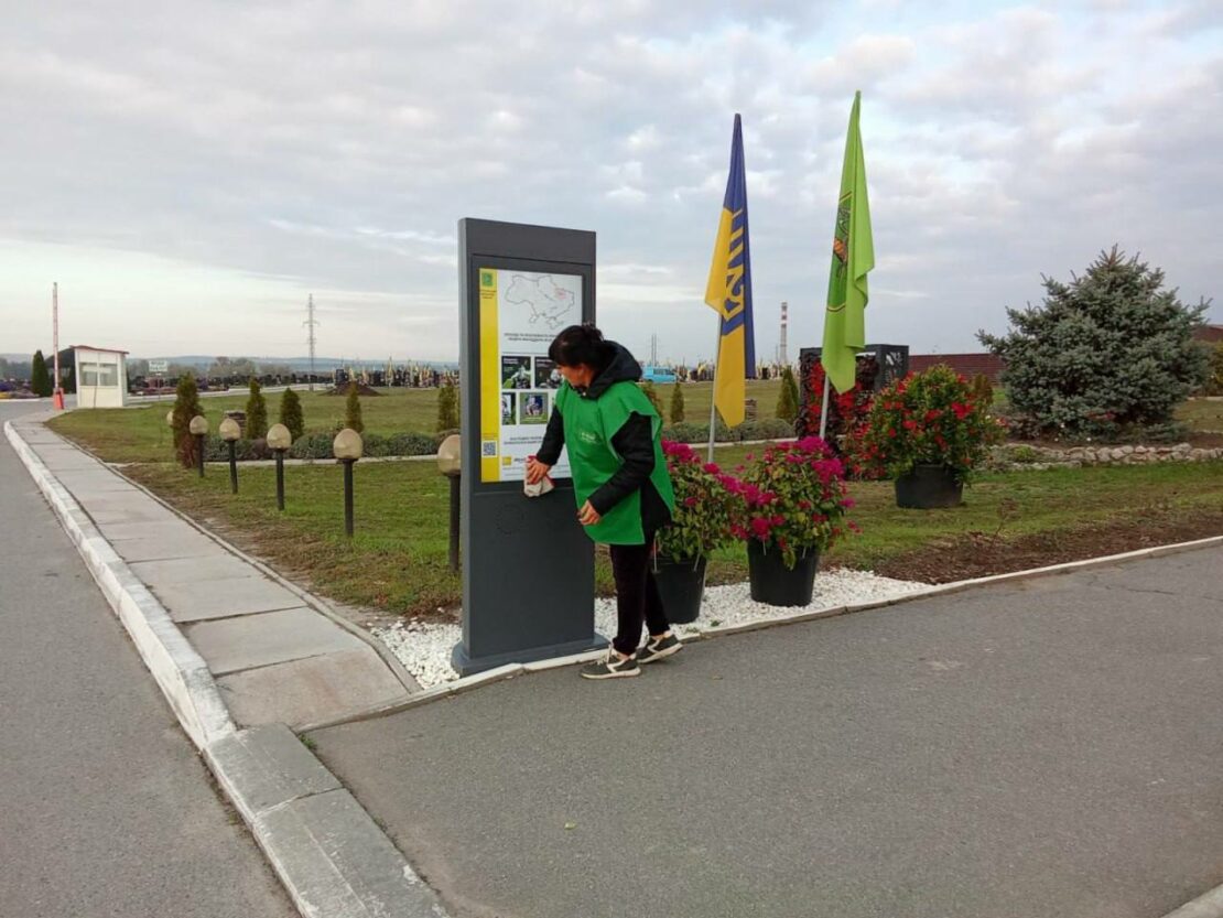 Харківські комунальники наводять лад на кладовищах (фото)