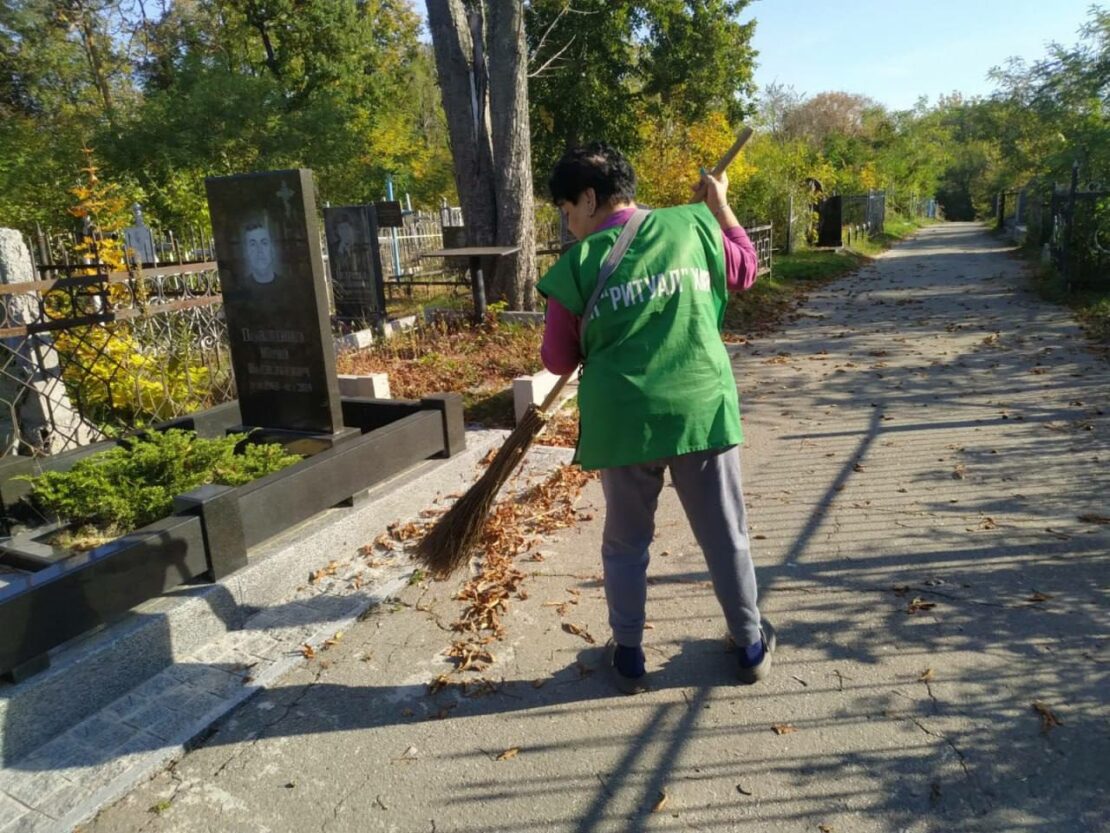 Харківські комунальники наводять лад на кладовищах (фото)