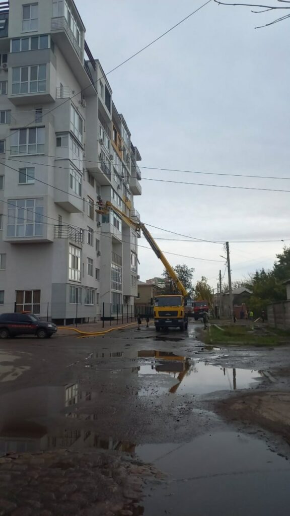 У Харкові ліквідують наслідки вчорашнього обстрілу (фото)