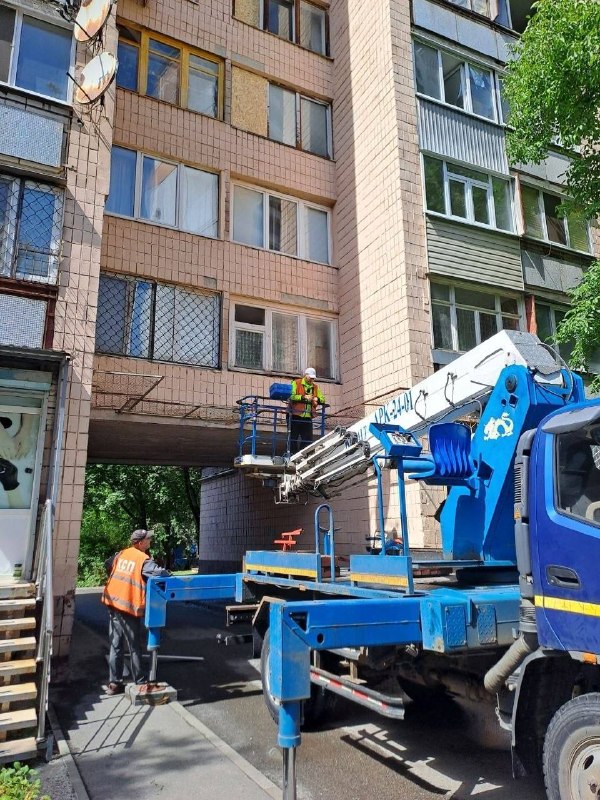 У Харкові закрили понад 140 вікон після обстрілів (фото)