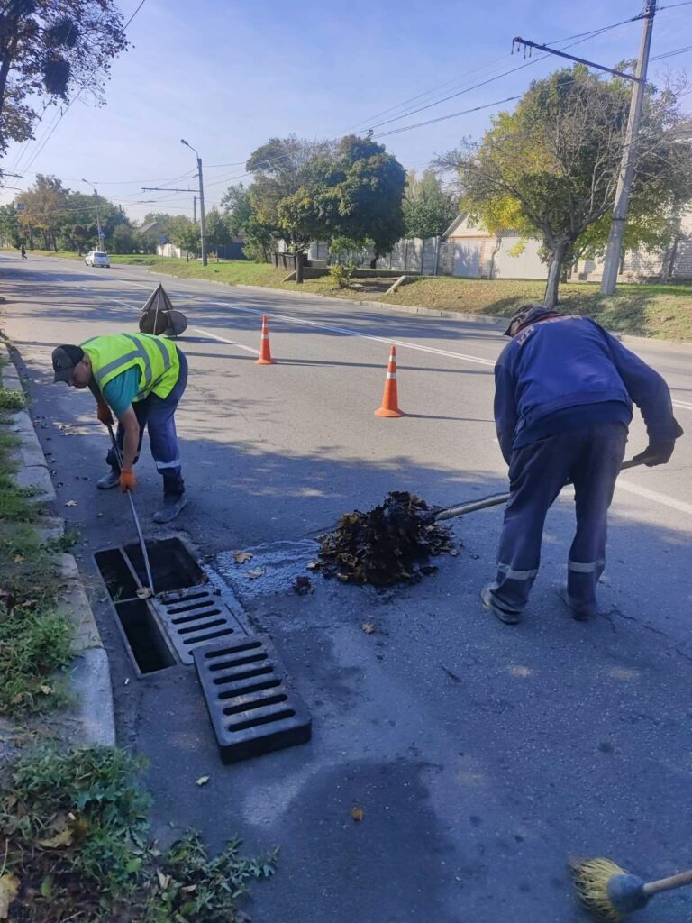 У Харкові очищують дощоприймальні колодязі від сміття та листя (фото)