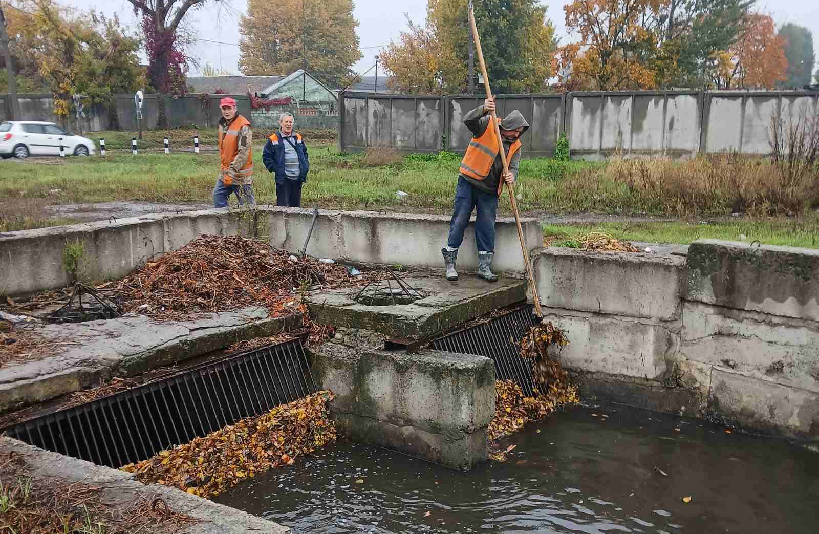 У Харкові очищують дощоприймальні колодязі від сміття та листя