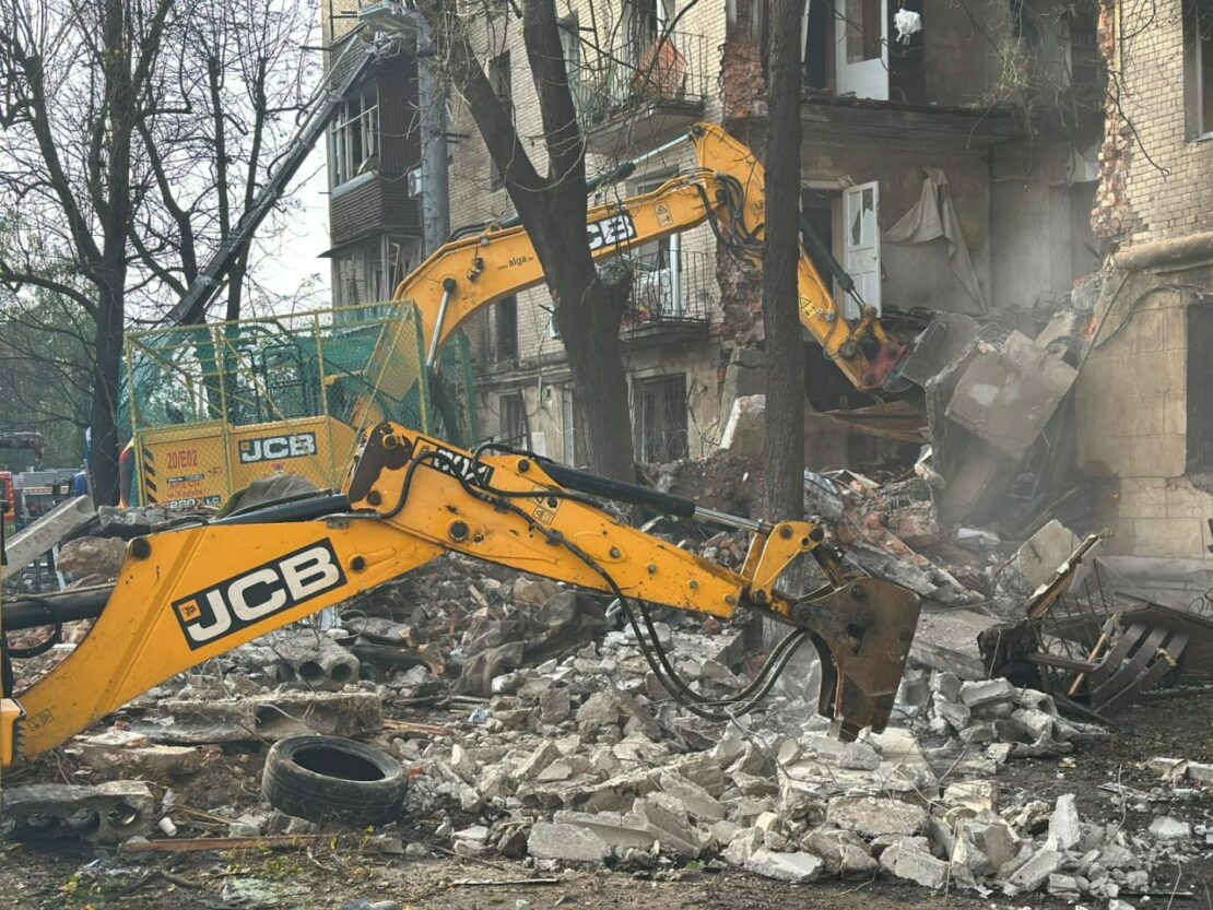 У Холодногірському районі ліквідують наслідки вчорашнього обстрілу (фото)