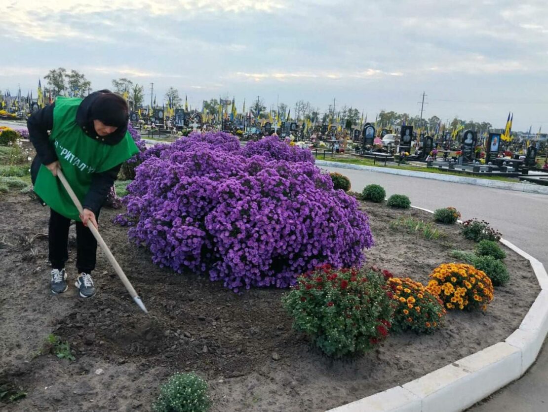 Харківські комунальники наводять лад на кладовищах (фото)