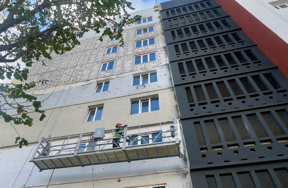 У Харкові відновлюють пошкоджену обстрілами багатоповерхівку (фото)