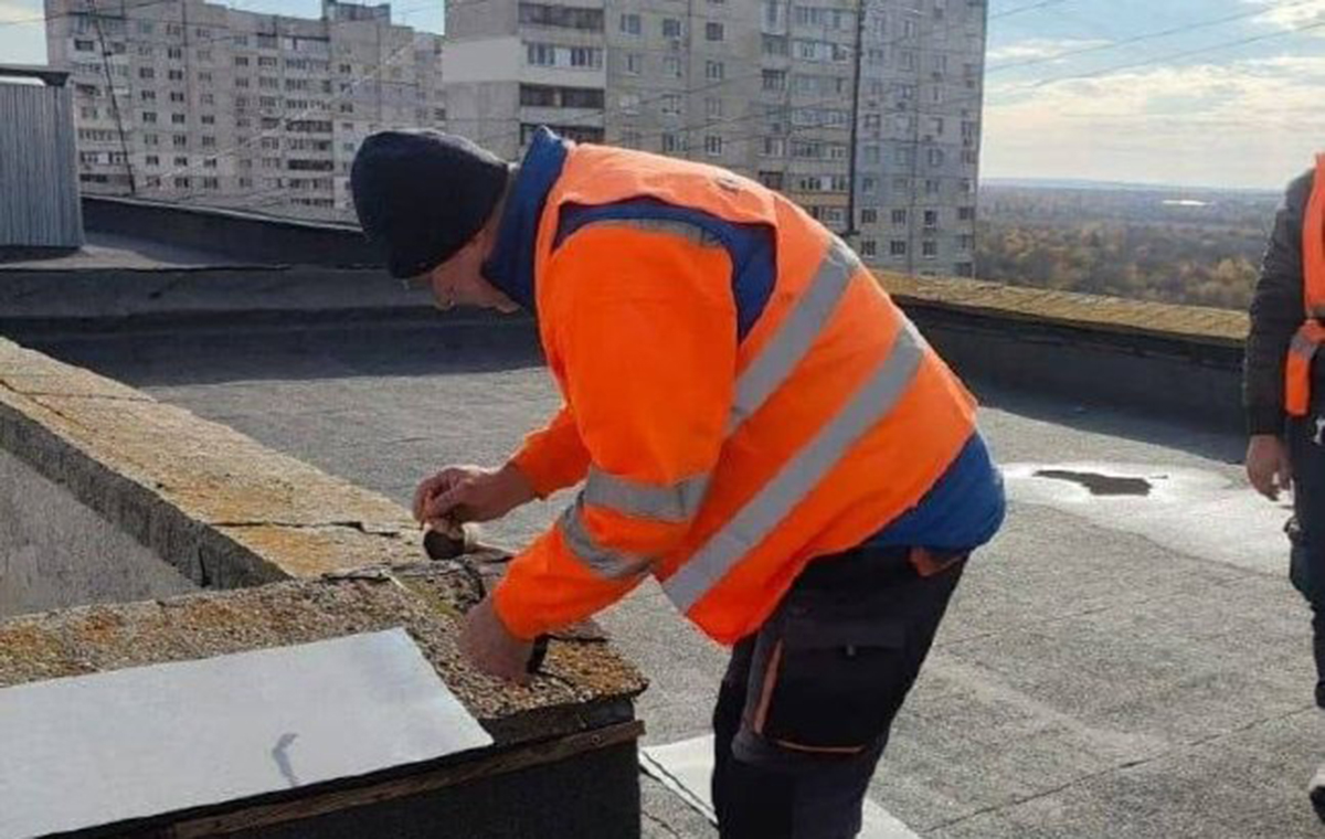 У Харкові ремонтують м'які покрівлі в житлових будинках