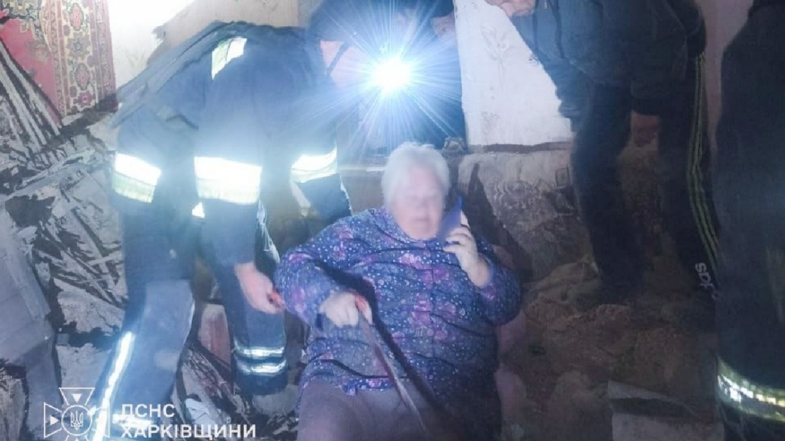 На Харківщині рятувальники ДСНС деблокували з-під завалів жінку (фото)
