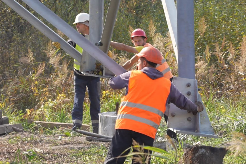 На Харківщині модернізують дві повітряні лінії електропередачі (фото)