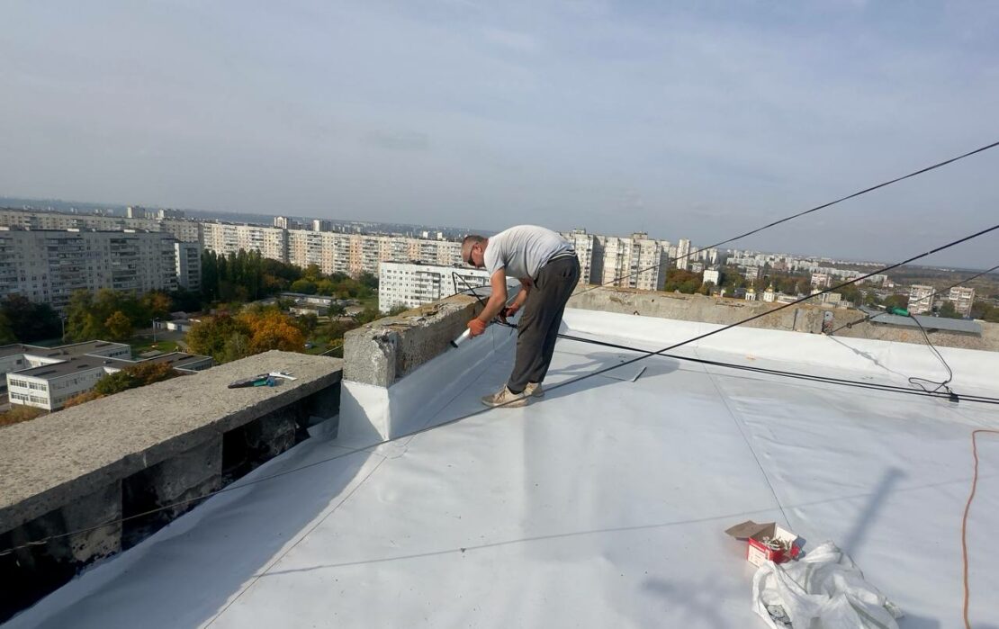 У Харкові на вулиці Амосова відновлюють багатоповерхівку (фото)