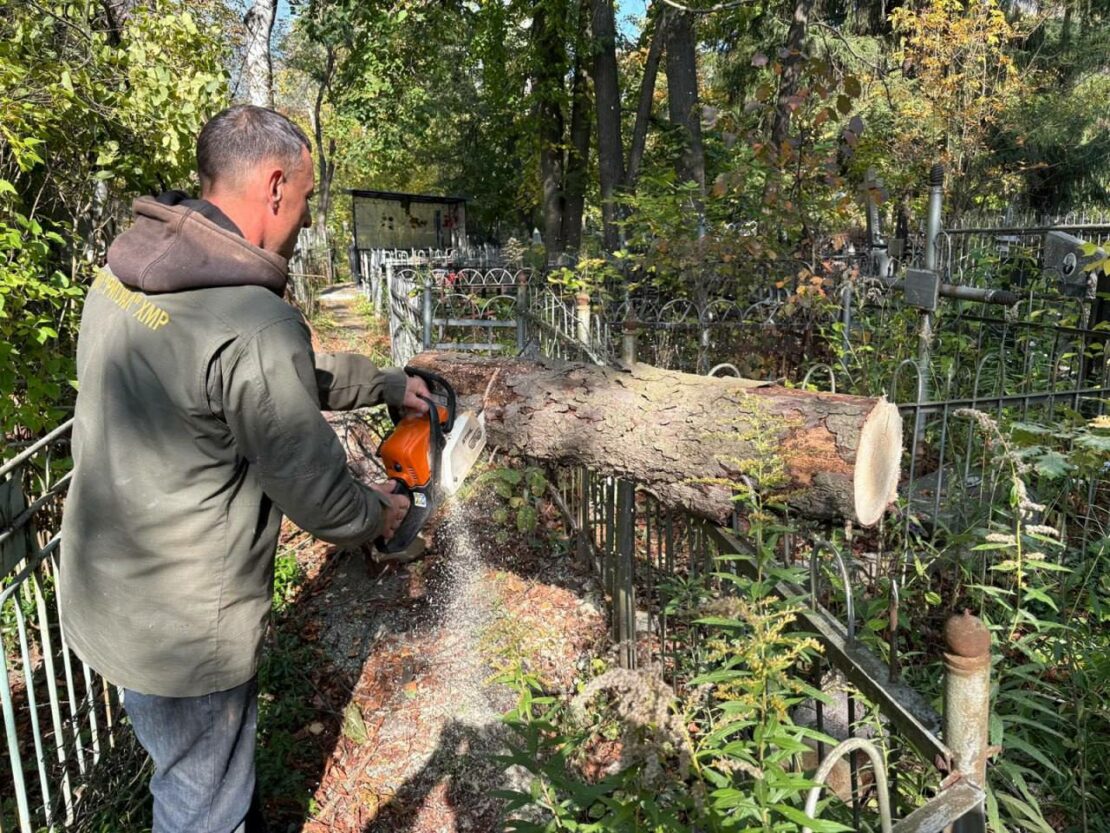 Харківські комунальники наводять лад на кладовищах (фото)