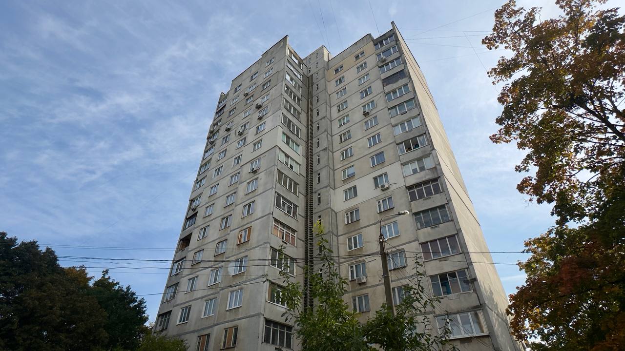 У Харкові на вулиці Амосова відновлюють багатоповерхівку