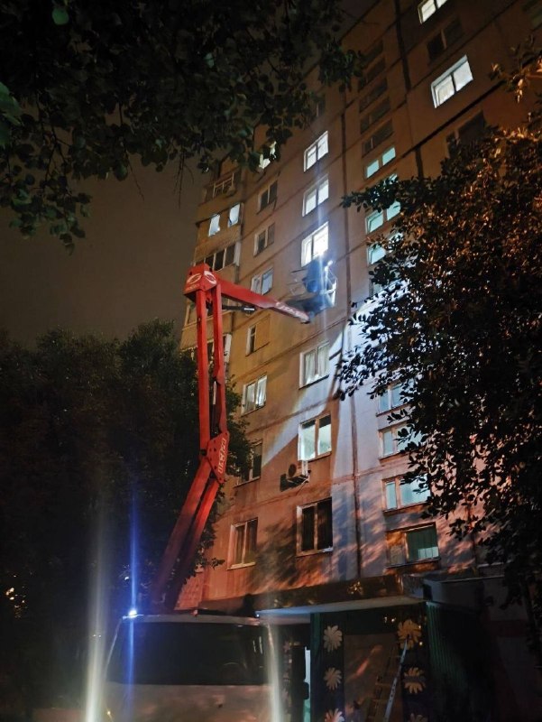 Харківські комунальники закривають контури в будинках (фото)
