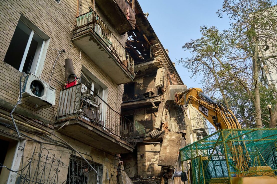 У Холодногірському районі ліквідують наслідки вчорашнього обстрілу (фото)