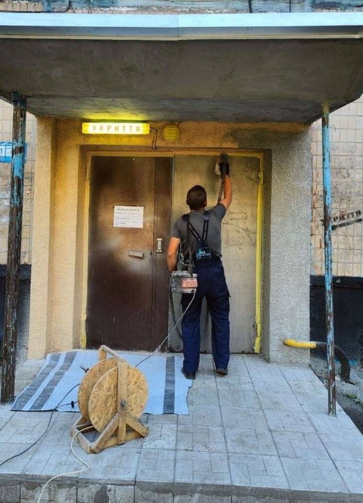 У Харкові ремонтують вхідні групи в багатоповерхівках (фото)